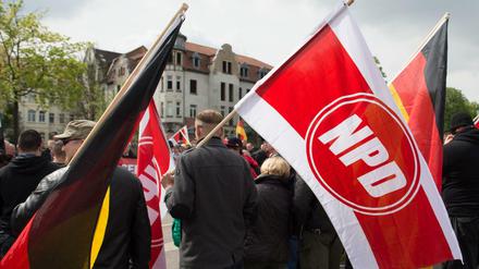 Vor dem Verbotsverfahren versucht die NPD, frühere V-Leute zu enttarnen. Hier eine NPD-Kundgebung im Mai 2015 in Erfurt. 