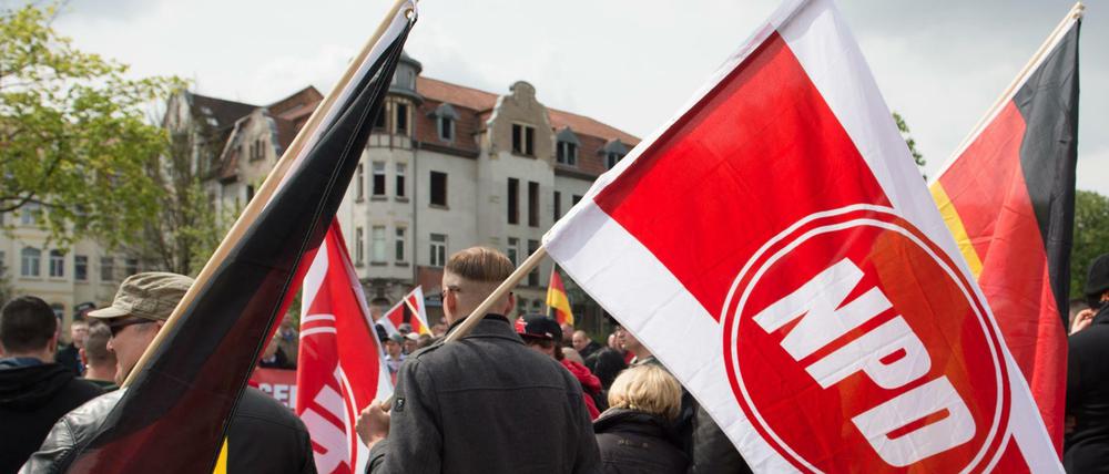Vor dem Verbotsverfahren versucht die NPD, frühere V-Leute zu enttarnen. Hier eine NPD-Kundgebung im Mai 2015 in Erfurt. 