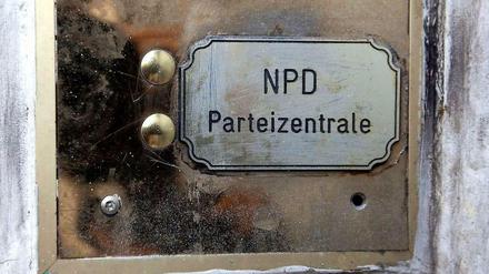 Union und FDP lehnen eigenen NPD-Verbotsantrag des Bundestages ab.