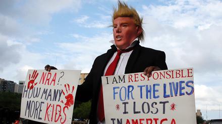Ein Mann protestiert in Dallas gegen die Jahrestagung der National Rifle Association (NRA). 