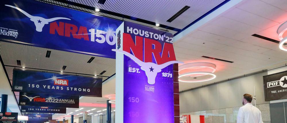 Auf der NRA-Jahrestagung in Houston laufen Besucher in den Ausstellungshallen die Gänge entlang. 