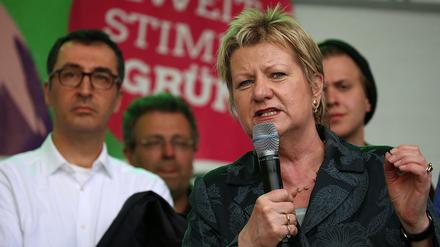 Die Grünen-Spitzenkandidatin für die Landtagswahl in Nordrhein-Westfalen, Sylvia Löhrmann, bei einem Wahlkampfauftritt mit Parteichef Cem Özdemir (links)