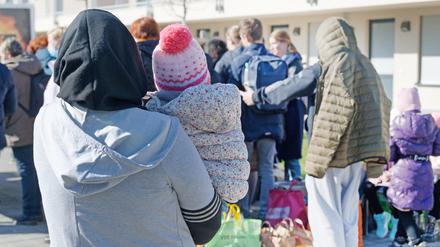 Geflüchtete aus der Ukraine stehen vor den Gebäuden einer Flüchtlingsunterkunft (Symbolbild).