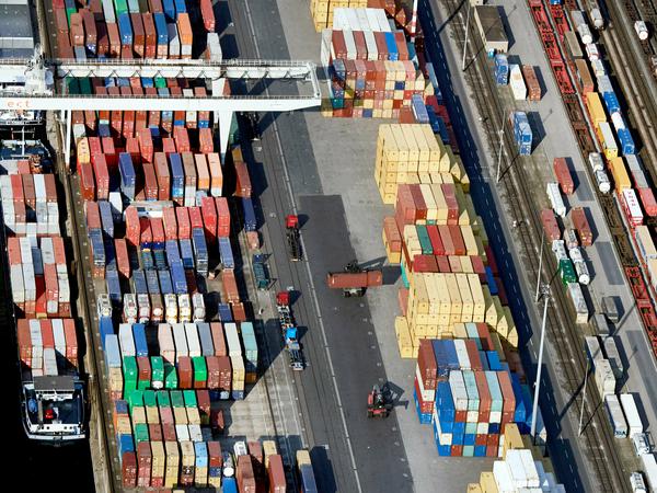 Schiffe werden im Containerhafen in Duisburg, Nordrhein-Westfalen, beladen.