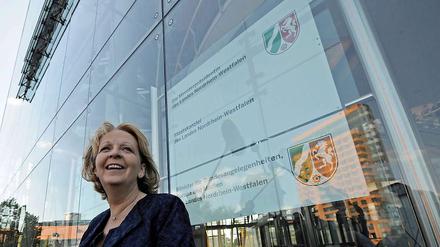 Die neu gewählte nordrhein-westfälische Ministerpräsidentin Hannelore Kraft vor der Staatskanzlei in Düsseldorf.