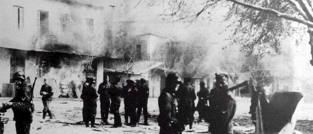 Dieses von einem deutschen Soldaten aufgenommene Foto zeigt die Truppen des Nazi-Regimes in der griechischen Kleinstadt Distomo. Dort verübten sie 1944 ein Massaker mit 218 Toten.