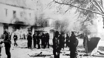 Brennende Häuser im griechischen Ort Distomo nach dem Massaker an 218 Bewohnern 1944