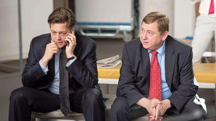 Warten vergeblich auf die NSA-Spähliste: Konstantin von Notz, Obmann der Grünen im NSA-Untersuchungsausschuss (links) und André Hahn, Obmann der Linken, vor dem Beginn der Ausschuss Sitzung am Donnerstag, 11. Mai, im Bundestag.