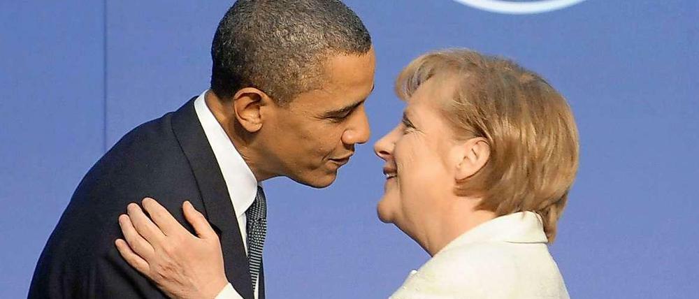 Barack Obama und Angela Merkel. Die Kanzlerin sollte dem US-Präsidenten "klare Kante" zeigen, fordert die Linkspartei.