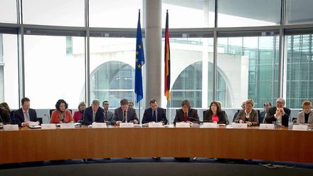 Viele Leute, die an einen Tisch gebracht werden müssen. Die Sitzung des Bundestagsuntersuchungsausschusses zur Terrorgruppe NSU in Berlin.