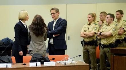 Hauptangeklagte Beate Zschäpe zwischen ihren Anwälten im Oberlandesgericht München