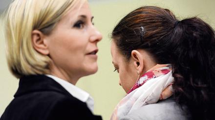 NSU-Prozess: Die Angeklagte Beate Zschäpe (rechts ) neben ihrer Anwältin Anja Sturm. 