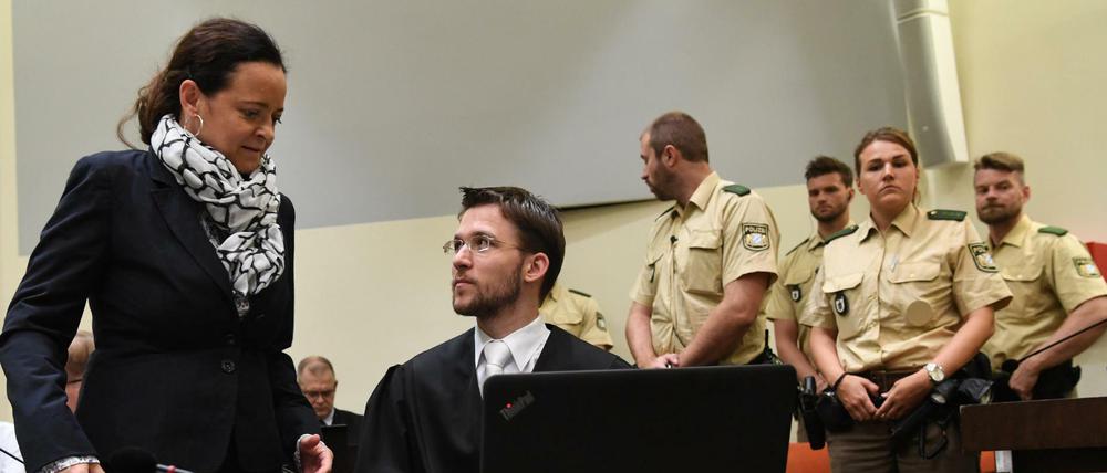 Beate Zschäpe im Oberlandesgericht in München. Rechts sitzt ihr Anwalt Mathias Grasel. 