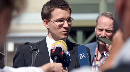 Der neue Pflichtverteidiger der Angeklagten Zschäpe, Mathias Grasel, verlässt am 07. Juli 2015 nach Ende des Prozesstages das Oberlandesgericht in München und spricht dabei mit Medienvertretern. Viel sagte Grasel aber nicht.