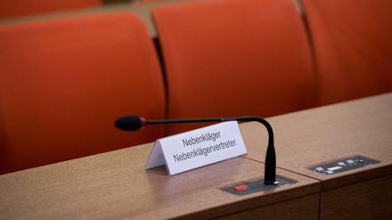 Ein Schild mit der Aufschrift «Nebenkläger - Nebenklägervertreter» steht im Gerichtssaal 101 im Oberlandesgericht in München. Vor dem Oberlandesgericht wurde der Prozess um die Morde des «Nationalsozialistischen Untergrunds» (NSU) fortgesetzt. 