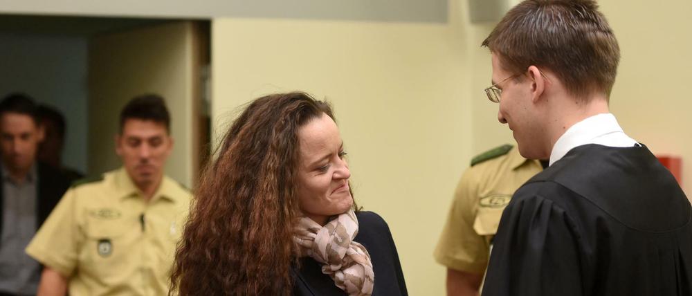 Die Angeklagte Beate Zschäpe begrüßt ihren Anwalt Anwalt Mathias Grasel im Gerichtssaal im Oberlandesgericht in München.  