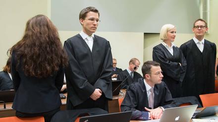 Die Angeklagte Beate Zschaepe neben ihrem neuen Anwalt Mathias Grasel und den Anwaelten Wolfgang Stahl (l-r), Anja Sturm und Wolfgang Heer.