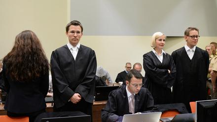 Die Angeklagte Beate Zschäpe und ihre Anwälte Mathias Grasel, Wolfgang Stahl, Anja Sturm und Wolfgang Heer.
