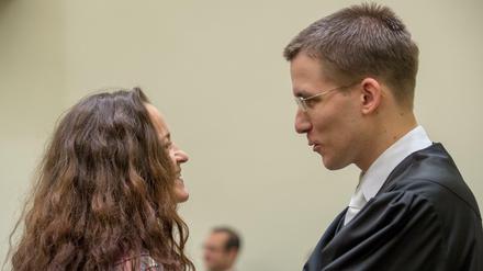Die Angeklagte Beate Zschäpe auf einem Foto von einem Verhandlungstag im November im Gerichtssaal des Oberlandesgerichts in München mit ihrem vierten Anwalt Mathias Grasel. 
