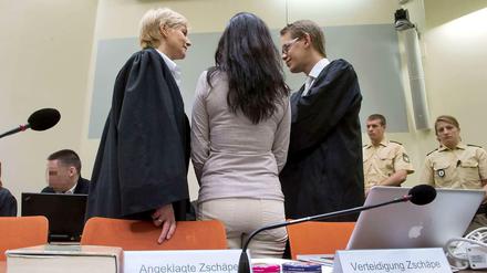 Die Angeklagte Beate Zschäpe steht im Gerichtssaal in München zwischen ihren Anwälten Anja Sturm (links) und Wolfgang Heer (rechts). Die NSU Neonazi-Gruppe um Zschäpe soll zwischen 2000 und 2007 zehn Morde begangen haben. 