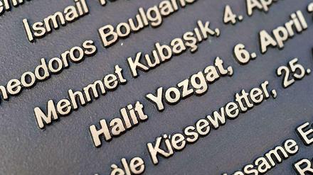Der Name Halit Yozgat steht neben weiteren Namen der NSU-Mordopfer auf einem Gedenkstein in Kassel. Im Münchner NSU-Prozess befasste sich das Gericht am 39. Verhandlungstag mit dem Mord an ihm. 