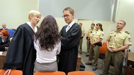 Die Angeklagte Beate Zschäpe und ihre Anwälte Anja Sturm und Wolfgang Heer im Gerichtssaal. Am 23. Juli ging behandelte das Gericht Fragen zur Tatwaffe im ersten Mord.