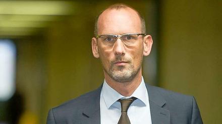 Oberstaatsanwalt Jochen Weingarten geht am 25.11.2014 in München (Bayern) durch einen Gang im Gerichtsgebäude.