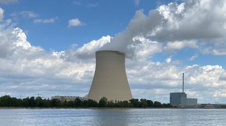 Wolken sind über dem Kühlturm des Kernkraftwerks Isar 2 an der Isar zu sehen (Symbolbild).