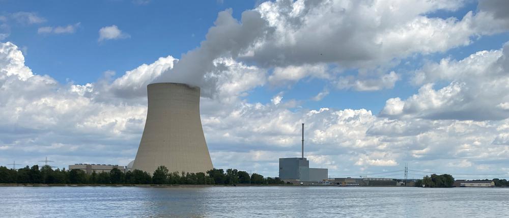 Wolken sind über dem Kühlturm des Kernkraftwerks Isar 2 an der Isar zu sehen (Symbolbild).