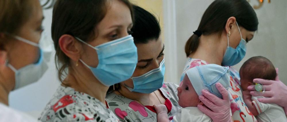 Babies von Leihmütter in einem Krankenhaus der ukrainischen Hauptstadt Kiew.