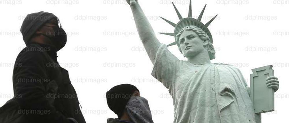 Nein, das ist nicht die echte Freiheitsstudie. Nachbildung auf dem Parkplatz des Brooklyn Museum. Was wird die Politik der USA mit diesem Symbol künftig verbinden? 