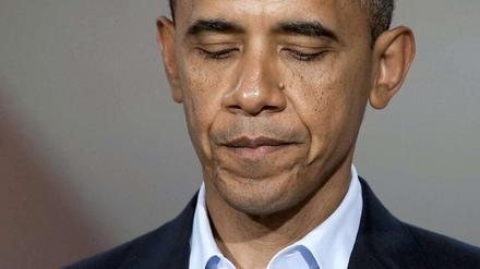 Obama sichtlich betroffen, bei seiner Rede zur Gedenken der Opfer des Kinoattentats, am Universitätsklinikum von Colorado.