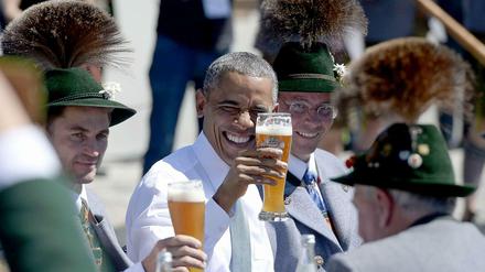 US-Präsident Barack Obama stößt auf dem G-7-Gipfel mit Einheimischen an.