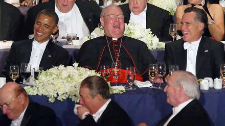 Wer ist der Witzigste im ganzen Land? Kardinal Timothy Dolan zwischen den Stühlen.