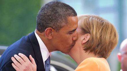 Wird man sich künftig bei der Begrüfung noch umarmen, gar küssen, wie es hier US-Präsident Obama und Kanzlerin Merkel 2013 tun? 