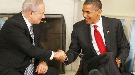 Barack Obama und Benjamin Netanjahu schütteln sich bei einem Treffen im Weißen Haus in Washington die Hände.