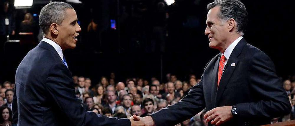 Mit Nachdruck. Nach dem Rededuell in Denver schüttelt Präsident Barack Obama seinem Herausforderer Mitt Romney (rechts) die Hand. Jede Geste der Debatten wird interpretiert.