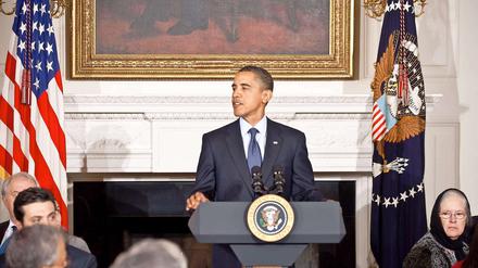 US-Präsident Barack Obama spricht bei einem abendlichen Fastenbrechen zum Beginn des Ramadan mit muslimischen Gästen im Weißen Haus.