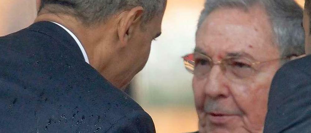 Eine bemerkenswerte Begegnung: Barack Obama und Raúl Castro bei der Trauerfeier für Nelson mandela.