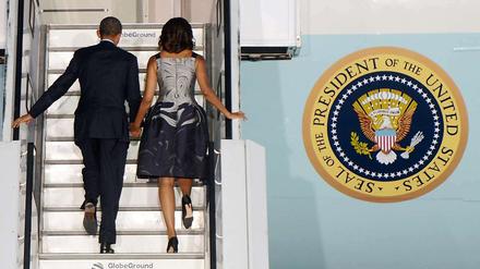 Bye bye: Barack Obama und seine Frau Michelle steigen in die Air Force One, der präsidiale Jet. 