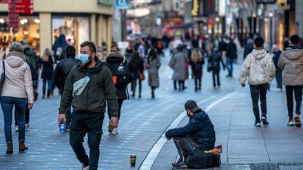 Menschen in einer Fußgängerzone in Dortmund, NRW.