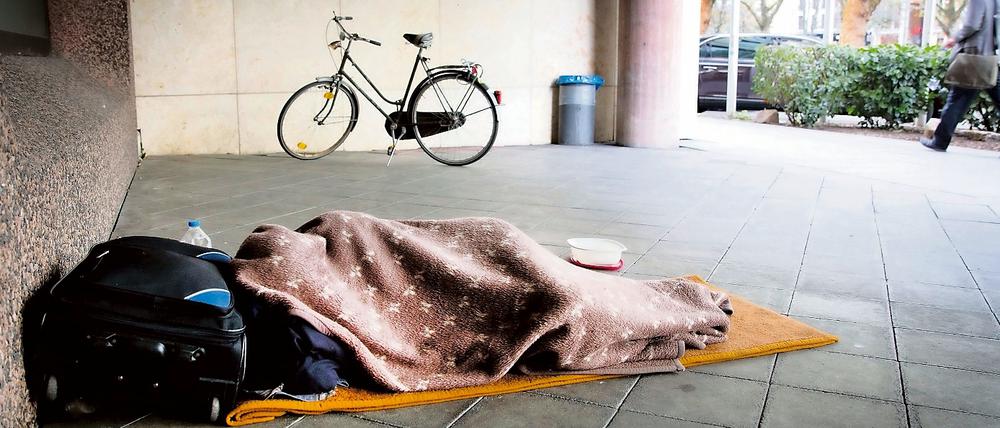 Obdachloser am Rande der Königsallee in Düsseldorf. 