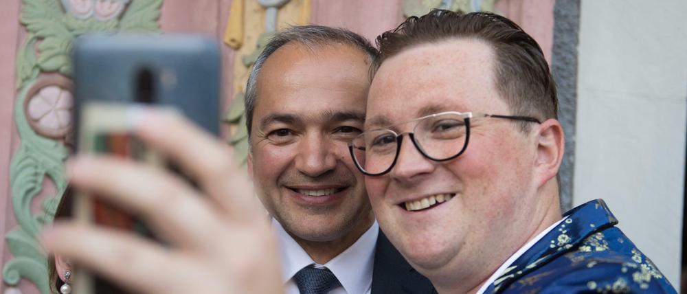Görlitzer Oberbürgermeister Octavian Ursu (CDU, l) macht auf einer Wahlparty seiner Partei ein Selfie mit einem Wahlkampfhelfer. 