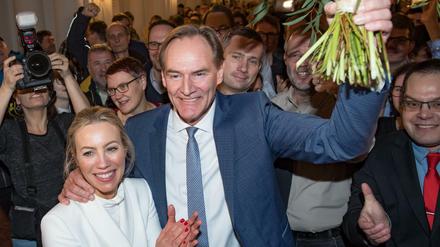 Freut sich: Burkhard Jung (SPD, M), Oberbürgermeister von Leipzig und Kandidat der SPD zur Oberbürgermeisterwahl, jubelt beim betreten des Rathauses gemeinsam mit seiner Frau Ayleena. 