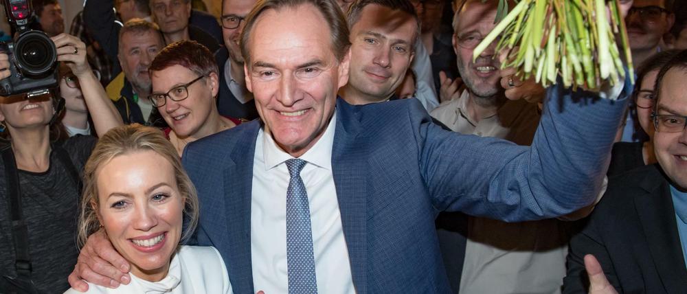 Freut sich: Burkhard Jung (SPD, M), Oberbürgermeister von Leipzig und Kandidat der SPD zur Oberbürgermeisterwahl, jubelt beim betreten des Rathauses gemeinsam mit seiner Frau Ayleena. 