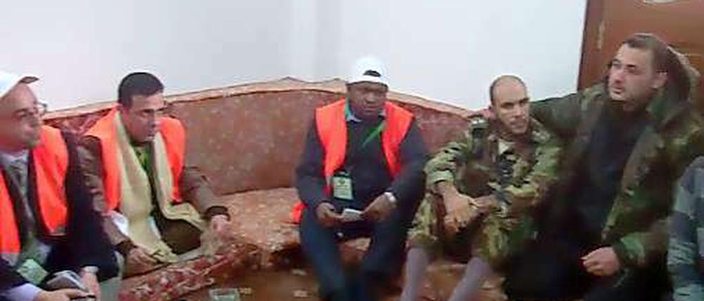 Beobachter der Arabischen Liga (li.) treffen Oppositionelle in Homs.