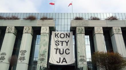 Über dem Haupteingang des Obersten Gerichts in Warschau hängt ein Banner mit der Aufschrift „Konsytucja“ (Verfassung). 