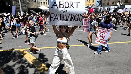 Wie hier in Los Angeles wurde am Wochenende in vielen Städten gegen das Supreme-Court-Urteil zu Abtreibung protestiert. 