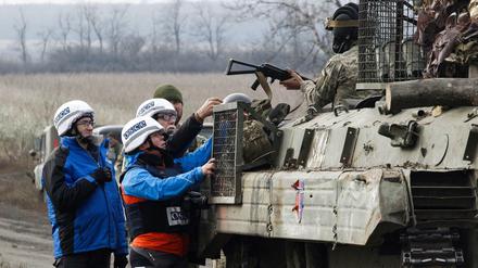 OSZE-Beobachter überprüfen die Waffen ukrainischer Regierungstruppen. 