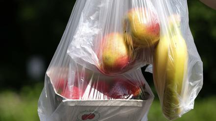 Obst wird häufig in dünnen Plastiktüten getragen.
